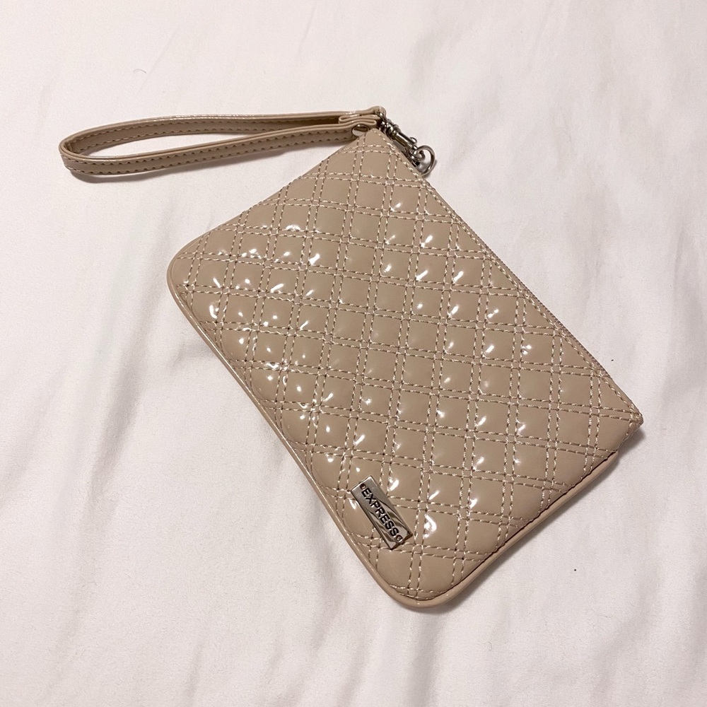 Express patent wristlet with quilt stitching